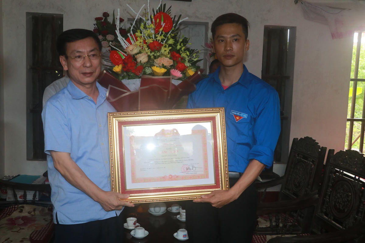 Chủ tịch UBND tỉnh Nam Định trao Bằng khen của Thủ tướng Chính phủ cho anh Nguyễn Đức Chính. 