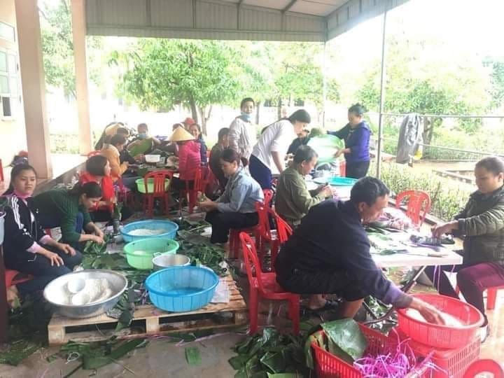Bà con xứ Nghệ trắng đêm nấu bánh gửi người dân vùng lũ