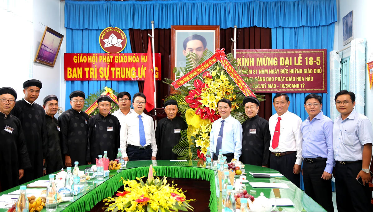 Phó Chủ tịch – Tổng thư ký Hầu A Lềnh tặng hoa chúc mừng đại lễ, chụp ảnh lưu niệm cùng Ban trị sự Trunhg ương 