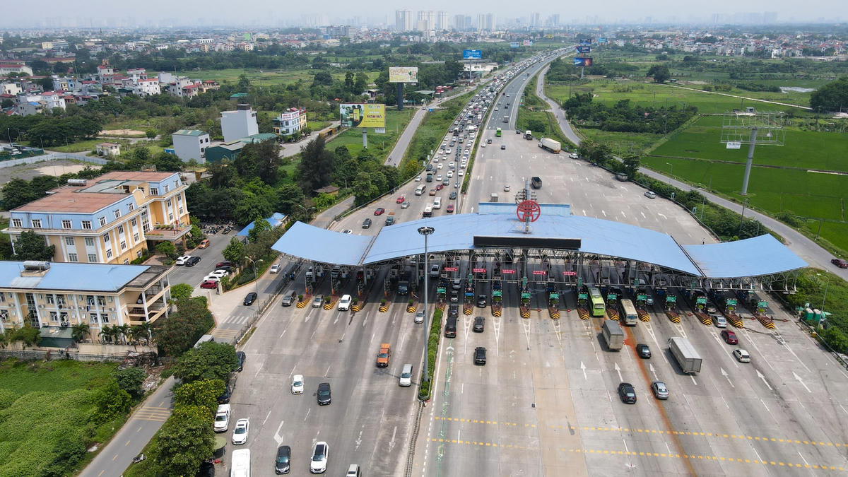 Ùn ứ gần 7km, CSGT đội nắng căng mình phân luồng trên cao tốc Pháp Vân - Cầu Giẽ 