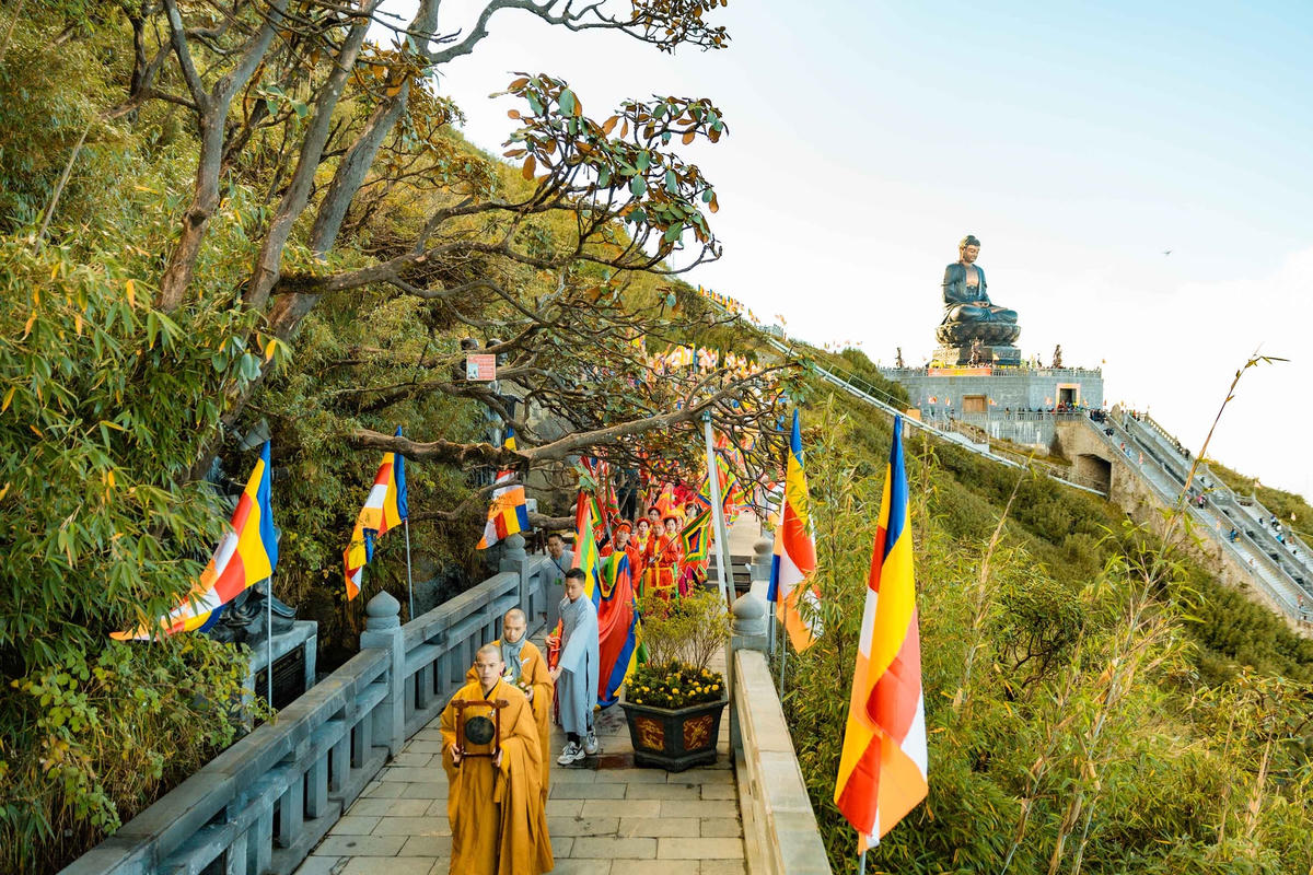 Ấn tượng những quần thể tâm linh trên núi cao khắp thế giới