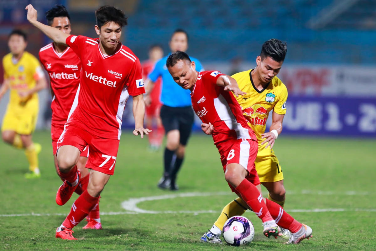 Viettel 0-3 Hoàng Anh Gia Lai: Công Phượng lập siêu phẩm