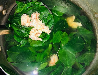 Bước 2: Đun sôi nước, cho tôm vào nêm vừa miệng rồi cho phần rau vào, 2 phút thì tắt bếp.Bước 3: Cho canh ra tô, thêm hành, tiêu lên mặt.