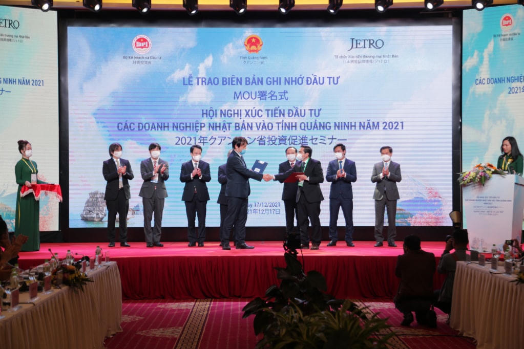 Đại diện Tập đoàn Amata tại Quảng Ninh và đại diện Tập đoàn Marubeni (Nhật Bản) trao biên bản ghi nhớ hợp tác. Ảnh: Minh Hà.