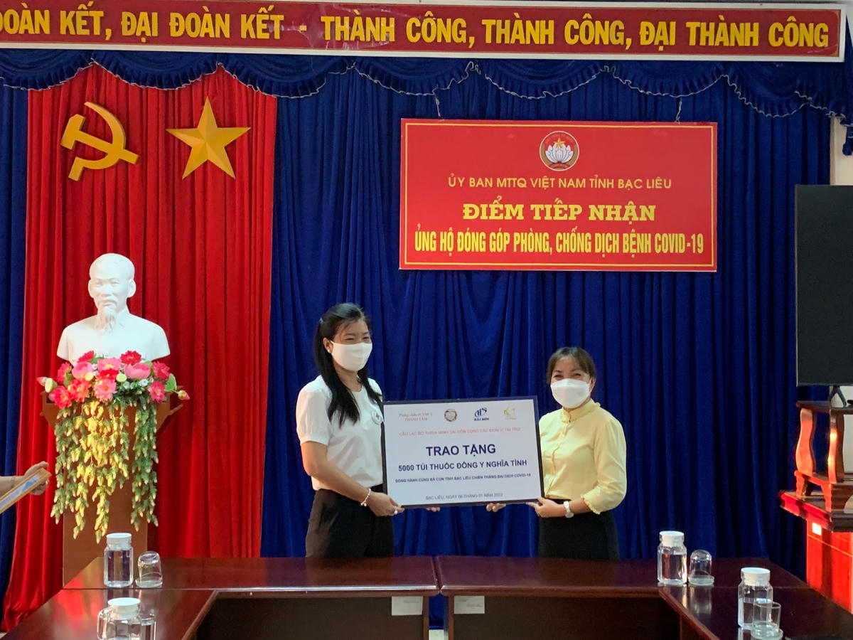 Bà Nguyễn Phương Loan, Chủ tịch Hội Chữ thập đỏ tỉnh Bạc Liêu tiếp nhận 5.000 túi thuốc điều trị F0 từ đại diện Câu lạc bộ Thiện Minh Sài Gòn.