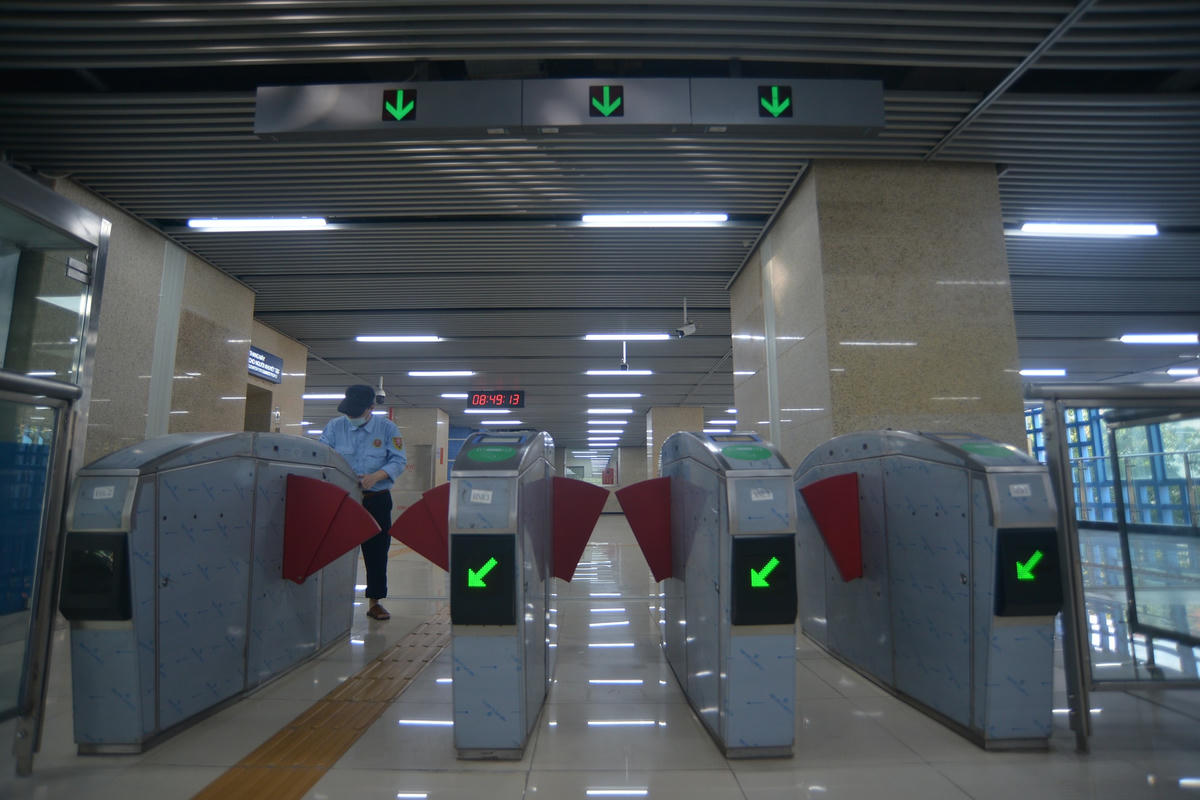 Sau khi quẹt thẻ xong, chốt cửa tự động mở ra cho khách lên tầng 3 có thể chuẩn bị lên tàu.