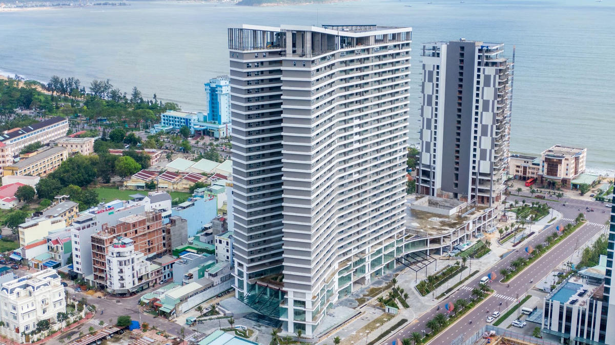 FLC Sea Tower Quy Nhon có quy mô 32 tầng với hơn 600 căn hộ thiết kế theo phong cách châu Âu hiện đại, được trang bị nội thất sang trọng. Điểm nhấn nổi bật của dự án nằm ở hệ thống 100% căn hộ đều có view biển, mang đến không gian nghỉ dưỡng thư giãn tuyệt đối.