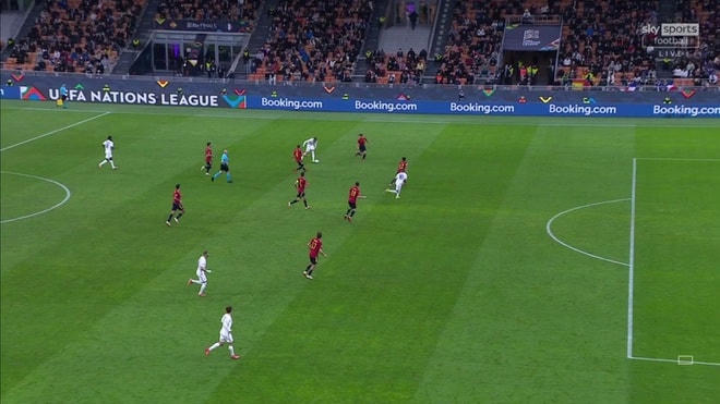 Tình huống ghi bàn của Mbappe gây tranh cãi khi tiền đạo người Pháp dường như đã việt vị.