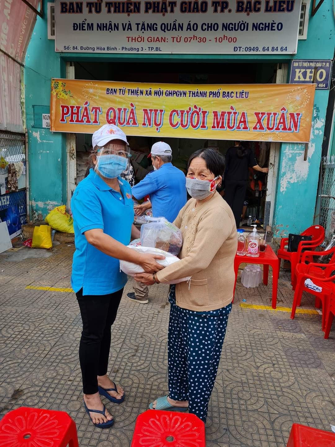 Niềm vui khi được nhận quà Tết.