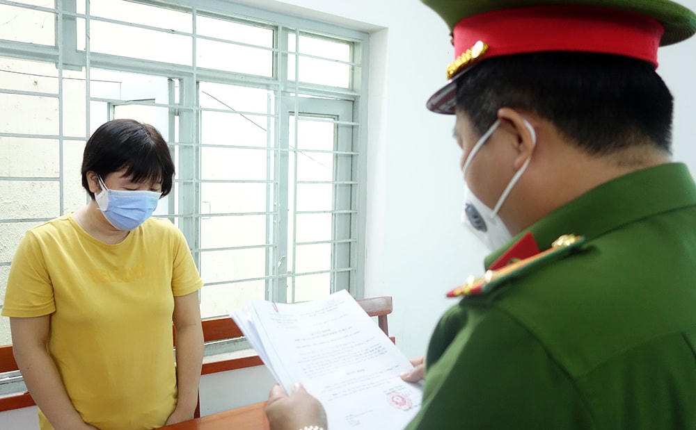 Lực lượng Công an thi hành Quyết định khởi tố bị can, lệnh bắt tạm giam và khám xét nơi ở của Huỳnh Thị Minh Trâm.