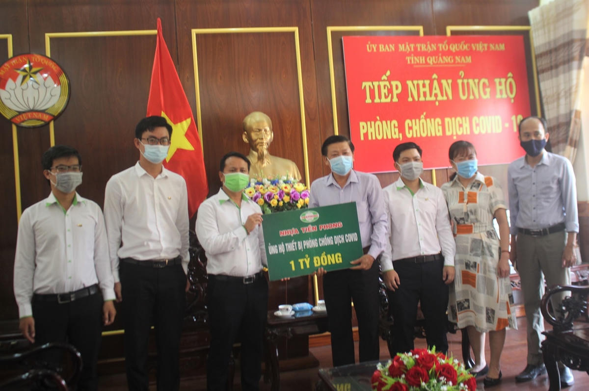 Mặt trận tỉnh Quảng Nam tiếp nhận thiết bị y tế phòng, chống dịch Covid-19.