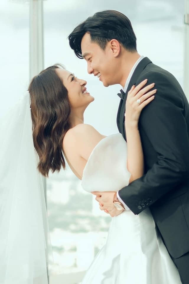 Bảo Anh bất ngờ đăng tải bức ảnh cưới chụp cùng nam diễn viên Quốc Trường.
