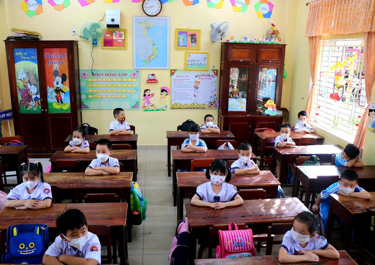 Bên trong lớp học, học sinh được nhà trường bố trí chỗ ngồi phù hợp, đảm bảo khoảng cách an toàn.