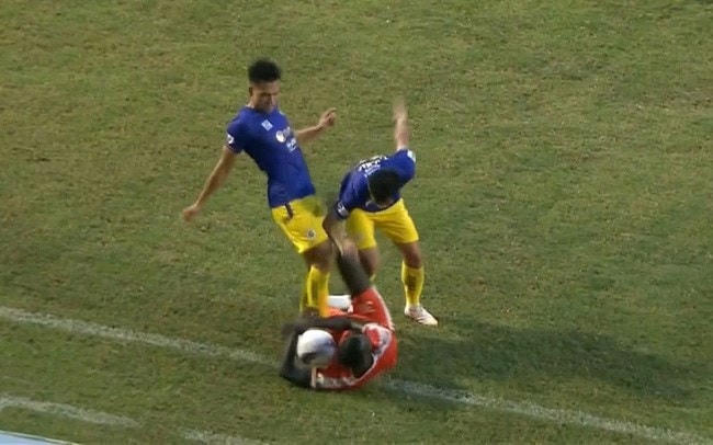 Bùi Hoàng Việt Anh đá thẳng vào người đối thủ. (Ảnh: Chụp màn hình).