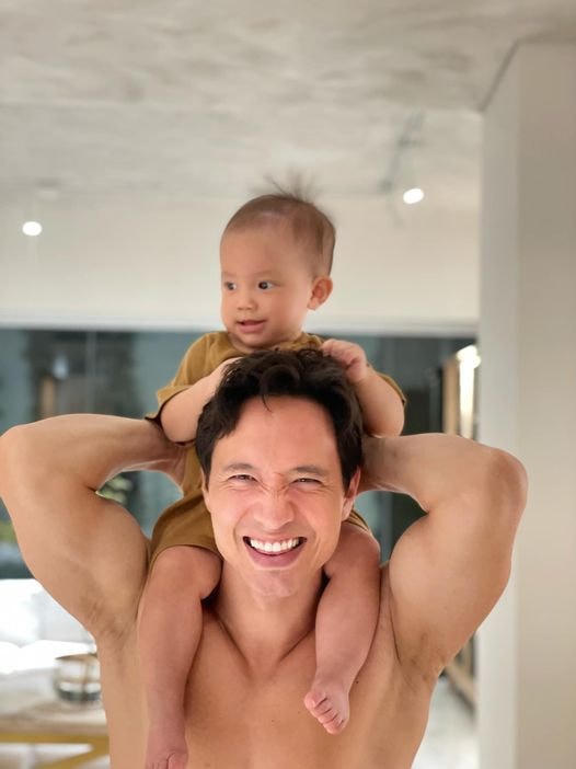 Ông bố bỉm sữa Kim Lý hạnh phúc với khoảnh khắc cùng công chúa Lisa: “Con gái rượu của ba”.