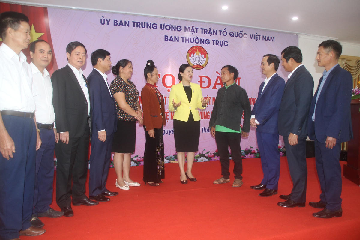Phó Chủ tịch Trương Thị Ngọc Ánh và lãnh đạo tỉnh Thái Nguyên trao đổi những kinh nghiệm, cách làm hay với các đại biểu về tham dự buổi Toạ đàm. Ảnh: Vũ Công.