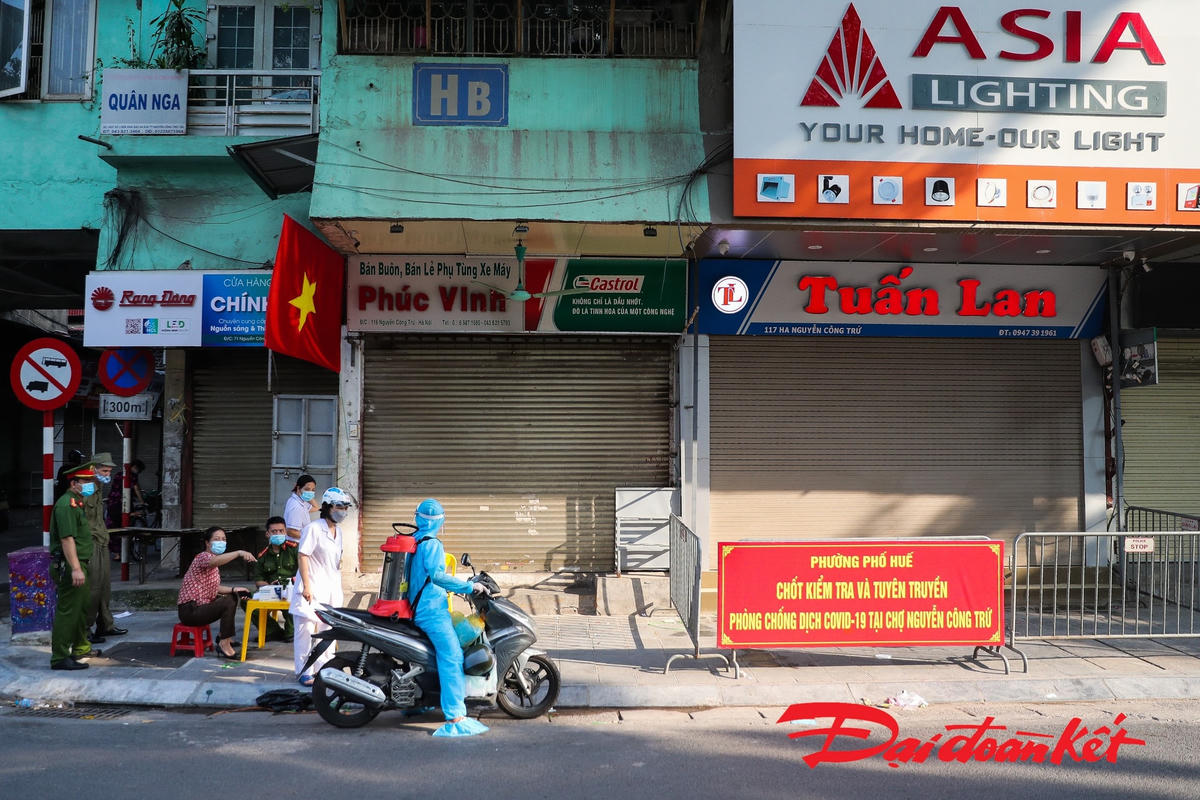 [ẢNH] Triển khai biện pháp phòng dịch tại quận Hai Bà Trưng liên quan 5 ca dương tính 