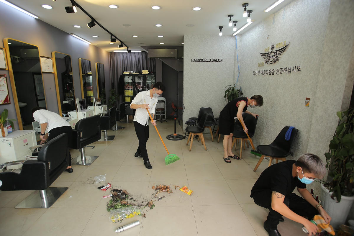 [ẢNH] Dịch vụ cắt tóc, gội đầu ngày đầu mở lại: Nơi đông đúc, nơi vắng vẻ