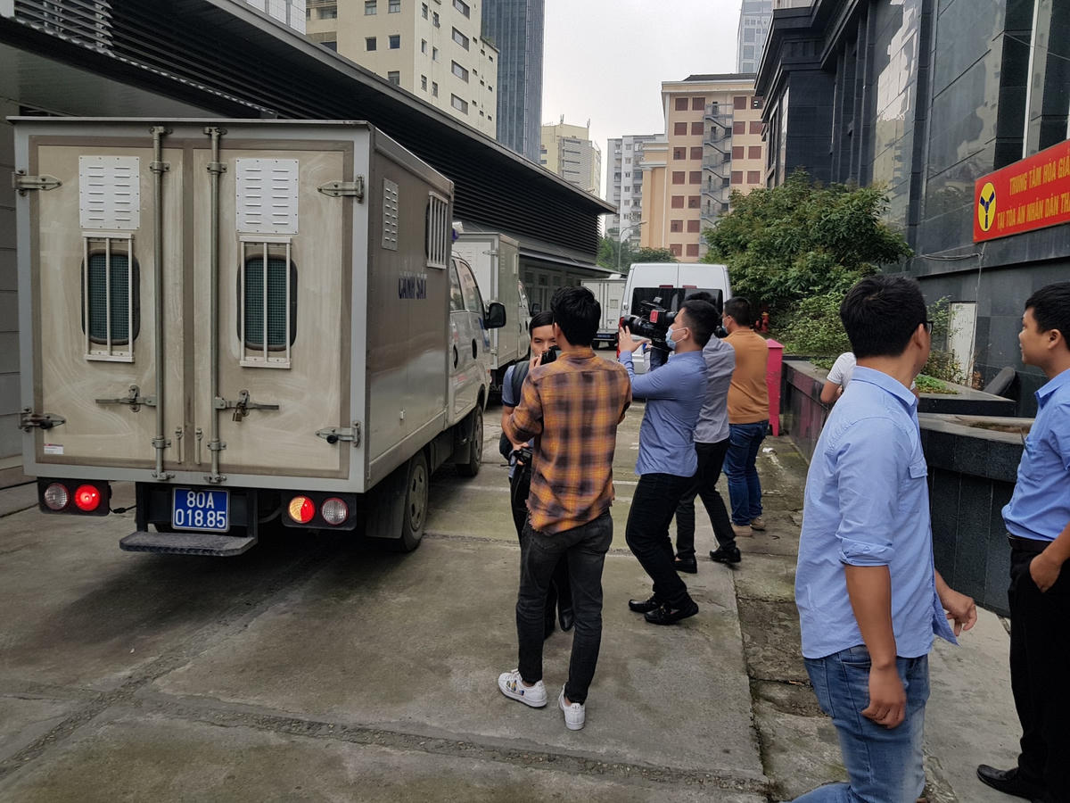 Xe áp tải các bị cáo đến toà sáng 12/4.