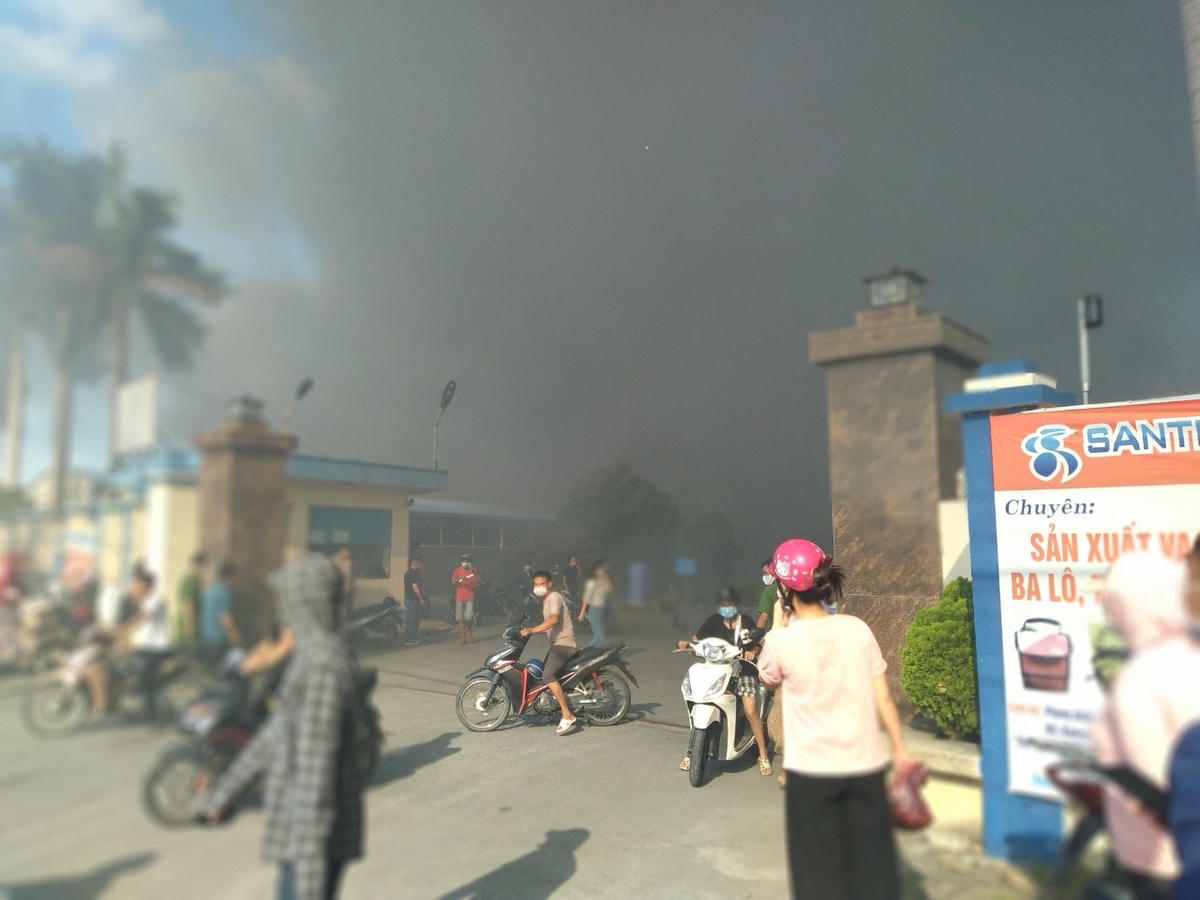 Vụ cháy xảy ra khiến người lao động trong Công ty hoảng hốt.