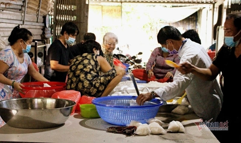 Các phần cơm sẽ được nhân viên của bếp gửi đến người nghèo, bệnh nhân tại các bệnh viện.