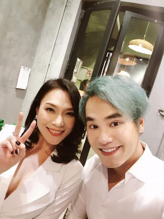 Nhạc sĩ Khắc Hưng với mái tóc mới vô cùng ấn tượng vui vẻ chụp ảnh cùng người chị yêu quý Mỹ Tâm.