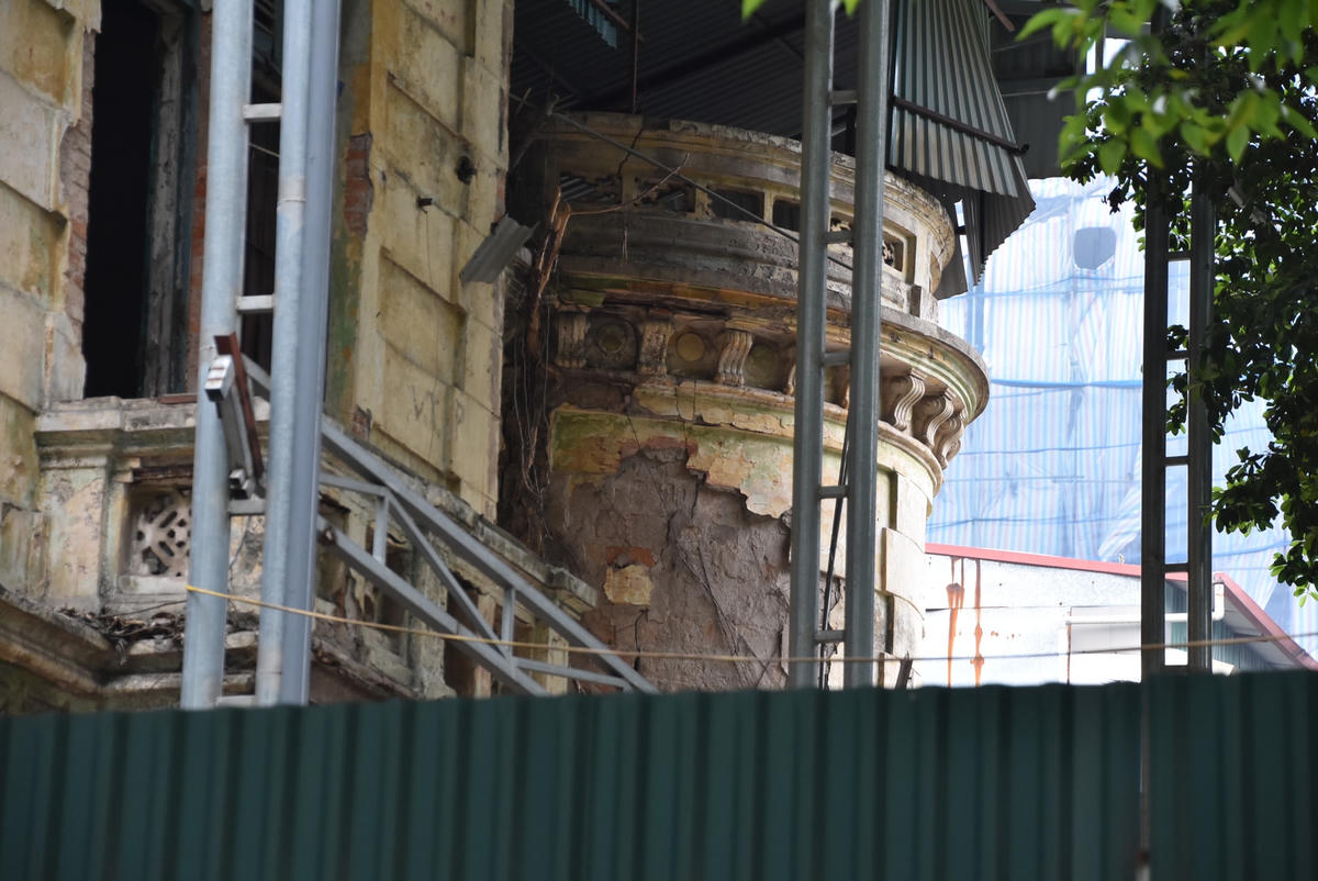 Biệt thự bị bỏ hoang nhiều năm nay và đang xuống cấp nghiêm trọng. 