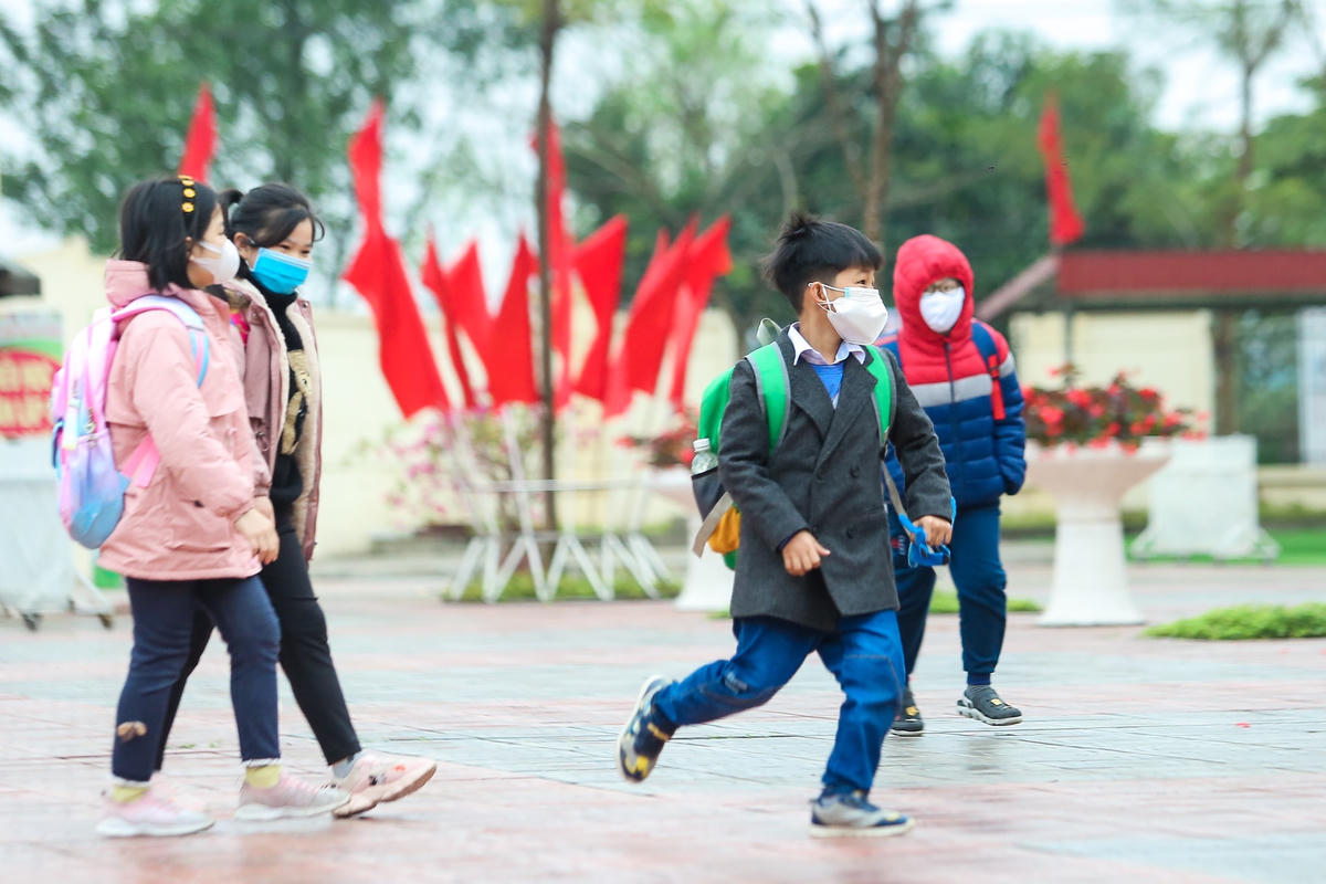 Niềm vui của học sinh Hà Nội trong ngày đầu trở lại trường học.