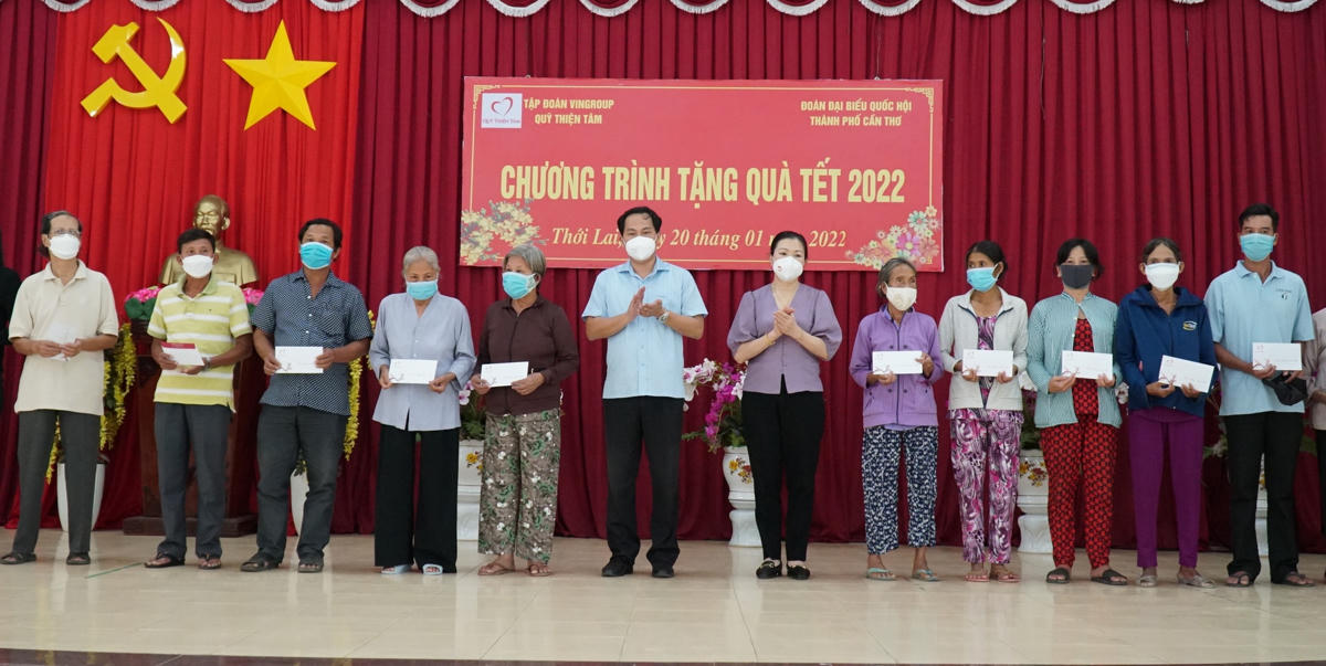 Bà Trương Thị Ngọc Ánh, Phó Chủ tịch UBTƯ MTTQ Việt Nam cùng Bí thư Thành uỷ Cần Thơ Lê Quang Mạnh trao quà cho bà con.