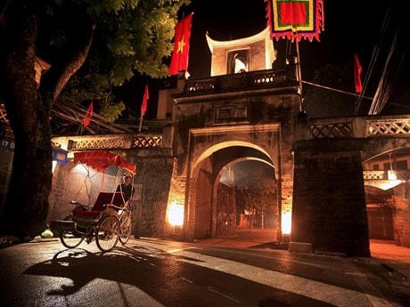 Vẻ đẹp trầm mặc uy nghị của Ô Quan Chưởng lúc đêm muộn. (Ảnh: Lê Bích).
