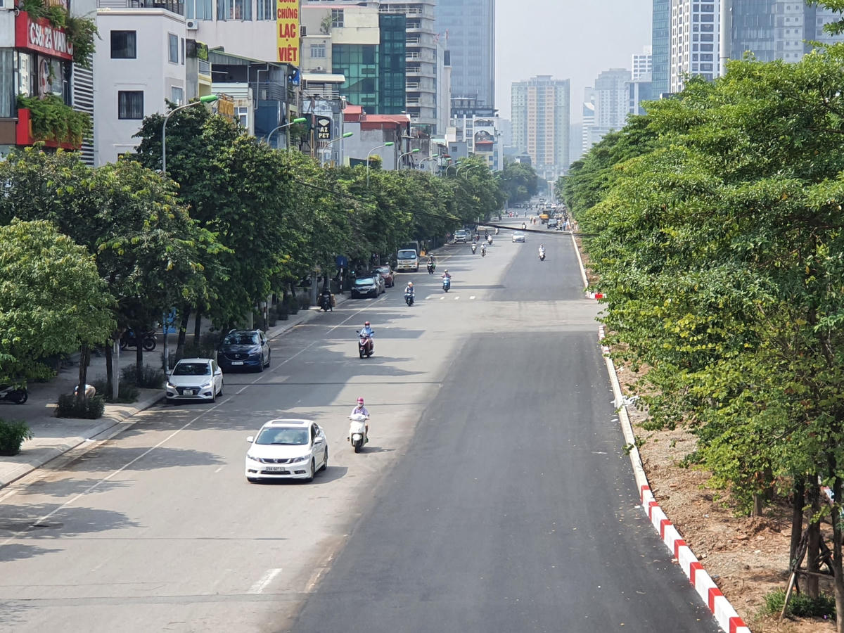 Việc mở rộng lòng đường từ 4 lên 8 làn xe chạy cũng giúp tuyến đường này đồng bộ với mặt cắt rộng 8 làn xe của tuyến đường Nguyễn Chí Thanh – Trần Duy Hưng đã mở rộng nhiều năm nay. 