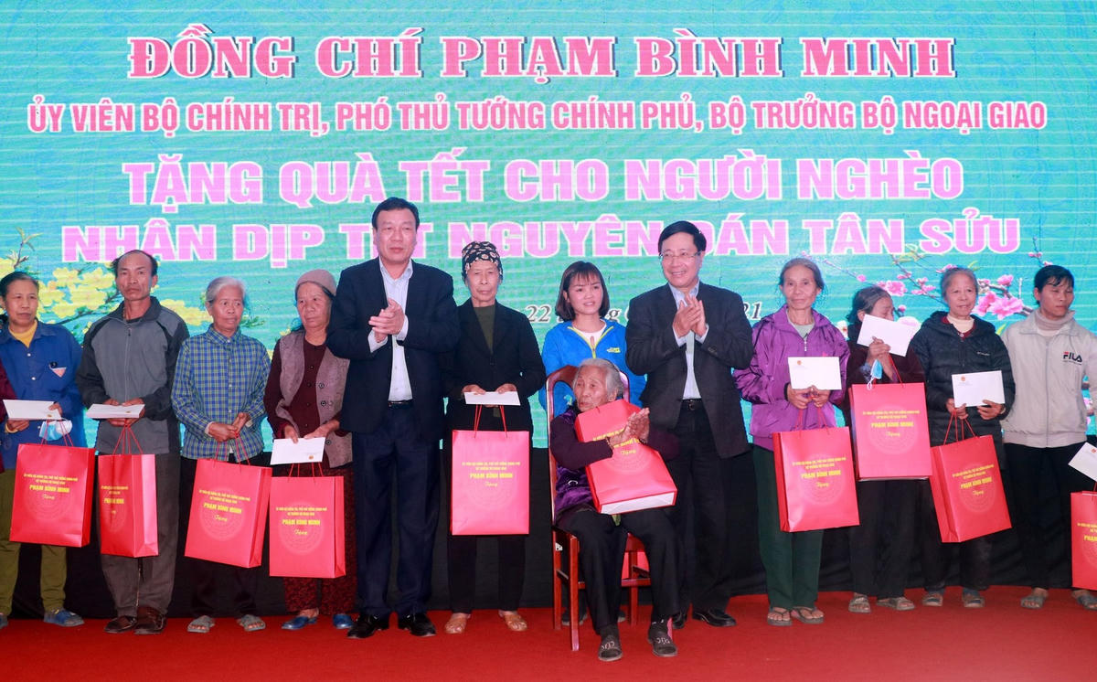 Phó Thủ tướng Phạm Bình Minh, Bí thư Tỉnh ủy Nam Định Đoàn Hồng Phong tặng quà Tết cho người dân địa phương.