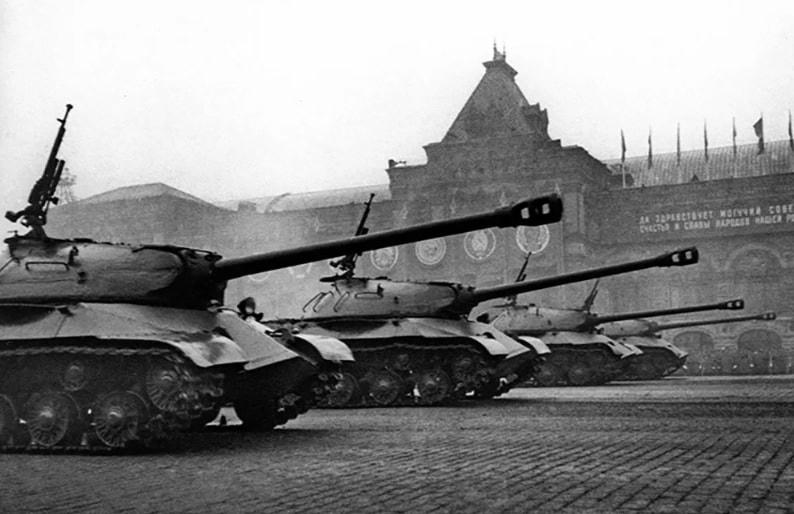 Xe tăng IS-2 trong cuộc diễu hành Chiến thắng đầu tiên trên Quảng trường Đỏ.