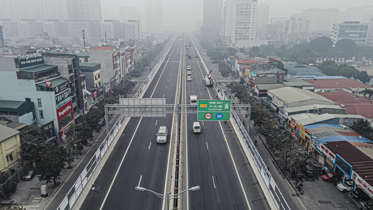 Nhằm giải quyết tiếng ồn do hàng nghìn phương tiện tham gia với tốc độ cao trên tuyến đường Vành đai 3, nhà thầu đang tiến hành lắp đặt 2.400 cột thép và 4.500 tấm polycarbonate viền nhôm được lắp đặt trên tuyến đường dài hơn 10 km (2 chiều).