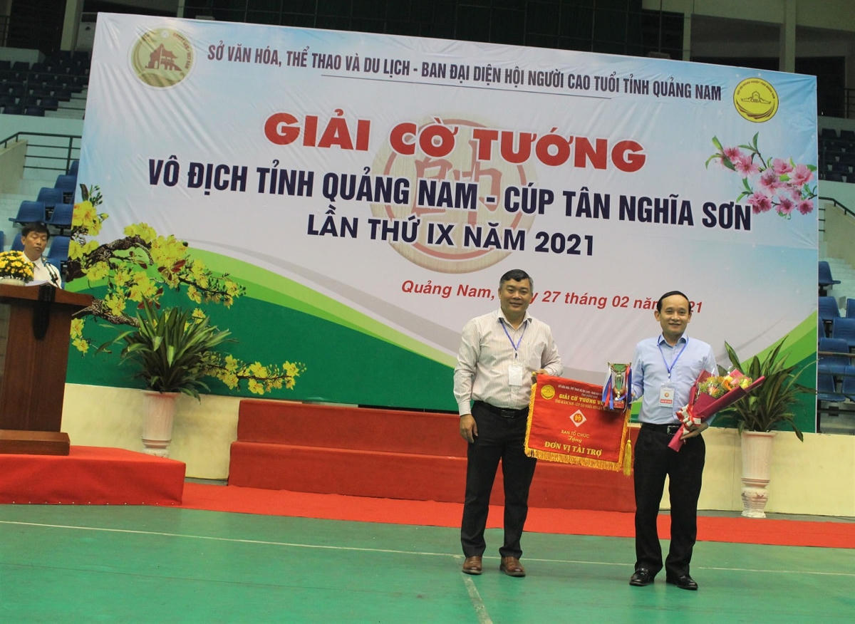 Ban tổ chức tặng hoa cho đơn vị tài trợ Công ty Tân  Nghĩa Sơn.