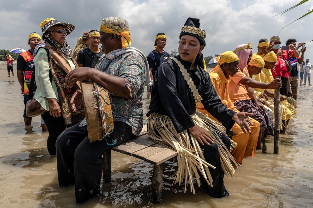 Các thành viên của bộ tộc Mah Meri thực hiện nghi lễ Puja Pantai, một nghi lễ tạ ơn cầu nguyện trước các linh hồn của biển cả. Ảnh: Mohd Daud / ZUMA Press Wire Service / REX / Shutterstock.