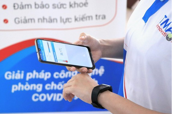 Vòng đeo tay giám sát sẽ được thí điểm trong việc theo dõi cách ly tại TP HCM. Nguồn: SGGP