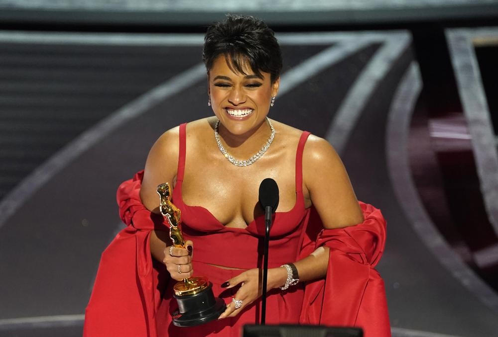Ariana DeBose - nữ diễn viên gốc Latin thứ hai và là diễn viên thuộc LGBTQ+ đầu tiên giành giải Oscar danh giá. Ảnh: Reuters.