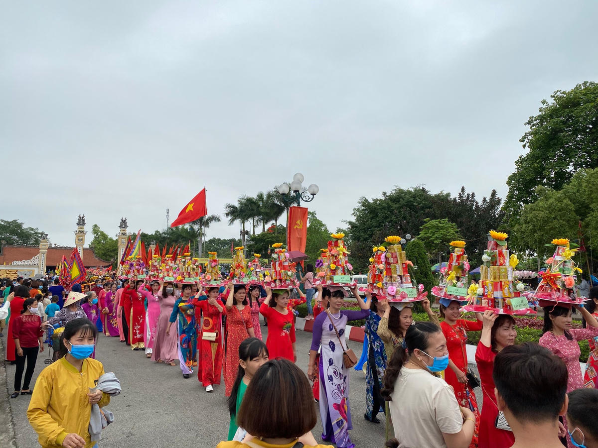 Hàng nghìn khách du lịch và nhân dân trên địa bàn tới tham dự lễ hội.