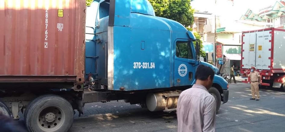 Xe container đầu kéo mang biển kiểm soát của tỉnh Nghệ An