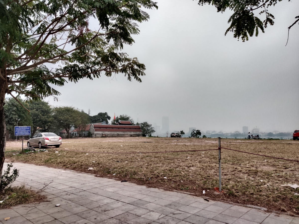 Bãi đỗ xe vắng hoe.