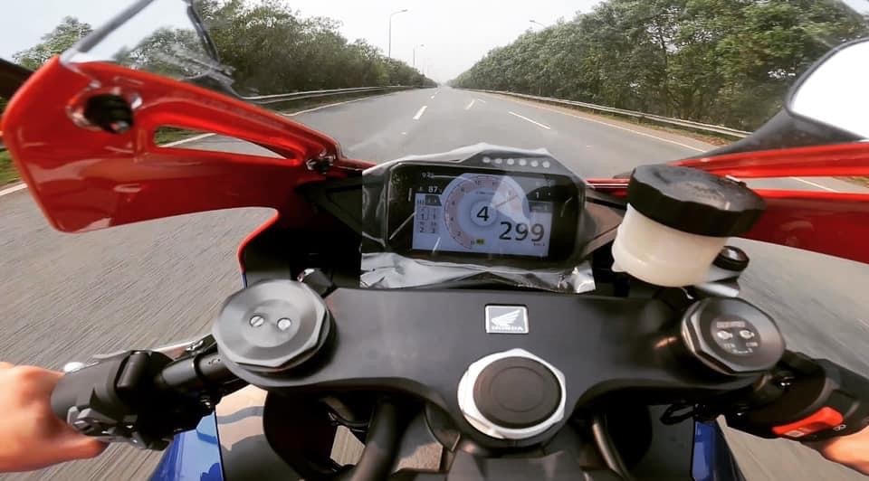 Hình ảnh xe máy chạy tốc độ gần 300 km/h được đăng tải trên mạng xã hội.  Ảnh: Cắt từ clip.