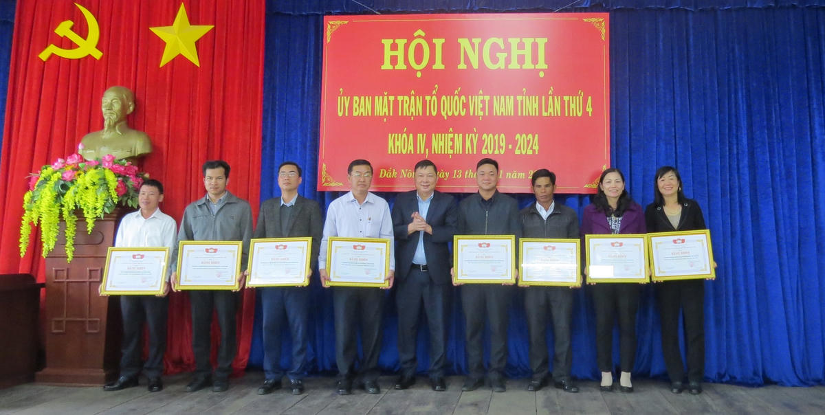 Trao Cờ thi đua và tặng Bằng khen cho các tập thể, cá nhân có thành tích xuất sắc trong công tác Mặt trận.