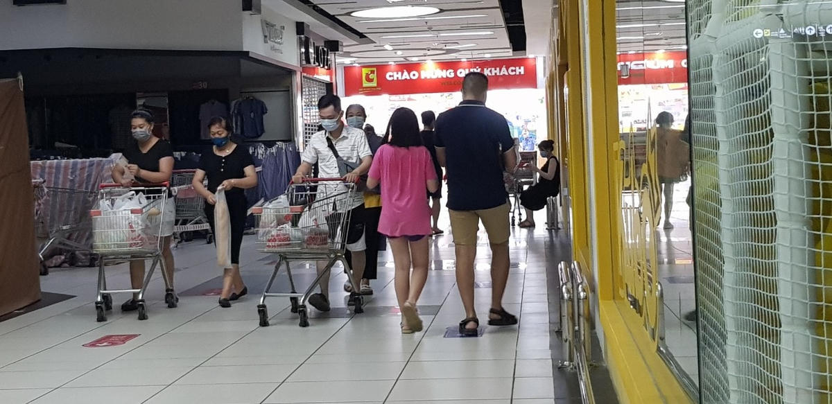 Người dân vẫn đi mua sắm nhộn nhịp tại siêu thị Big C Long Biên mà không có ai nhắc nhở đảm bảo khoảng cách an toàn.