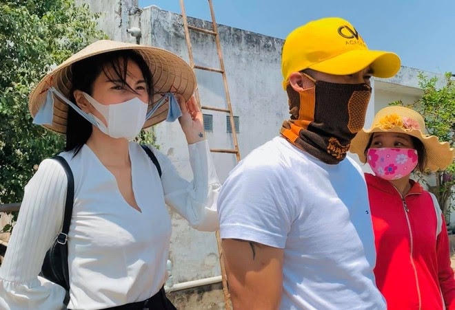 Thuỷ Tiên cho biết, cô và ông xã Công Vinh sẽ ra tận nơi để trao quà tận tay bà con miền Trung.