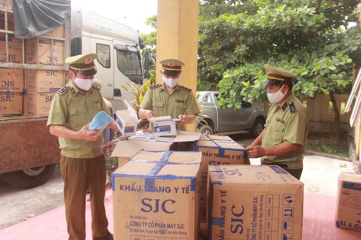 Khẩu trang không rõ nguồn gốc bị lực lượng chức năng bắt giữ.