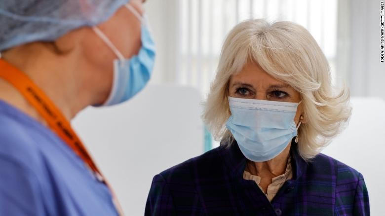 Nữ công tước xứ Cornwall Camilla đến thăm một phòng khám ở phia Tây London.