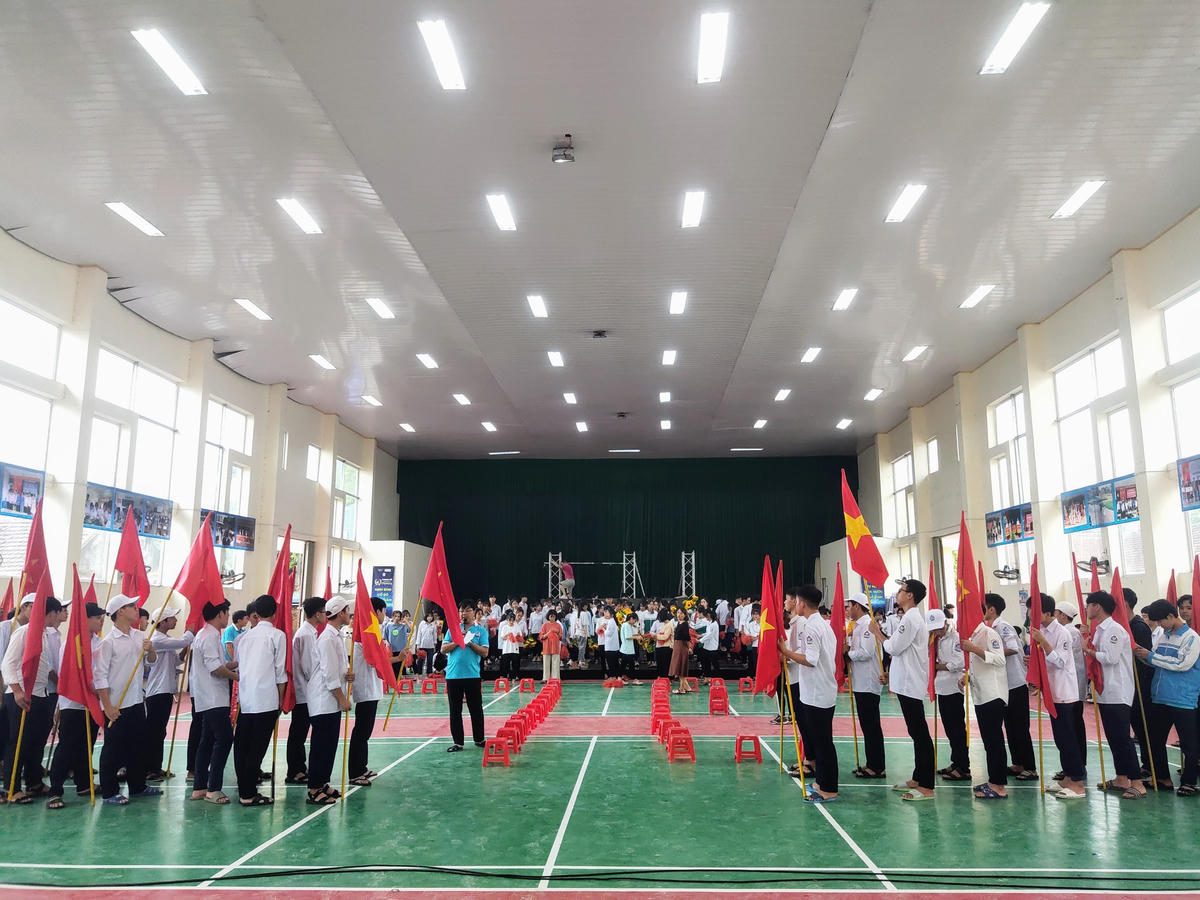  Các em học sinh tập luyện các tiết mục theo kế hoạch của ban tổ chức