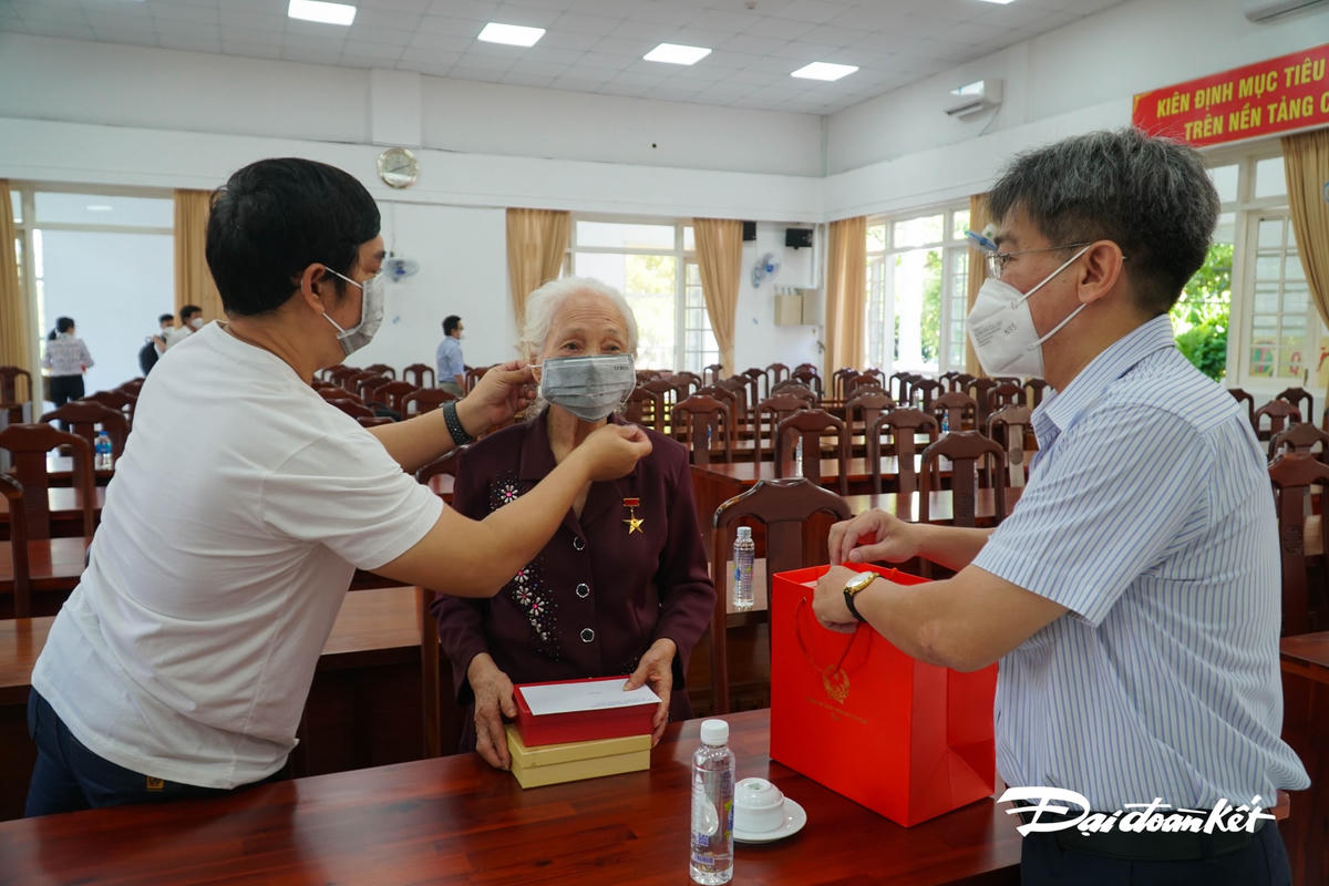 Hiện mẹ Tuội ở cùng và được con trai chăm sóc chu đáo.