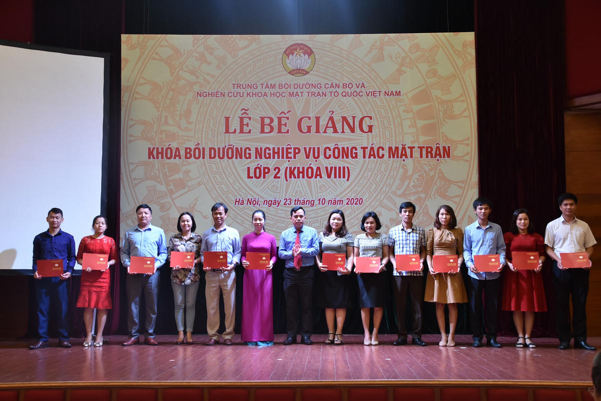 Bế giảng Khóa bồi dưỡng nghiệp vụ công tác Mặt trận lớp 2 khóa VIII